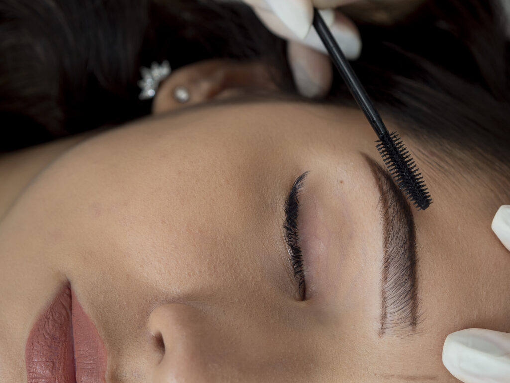 Kosmetik Basel Wimpern Augenbrauen Farben